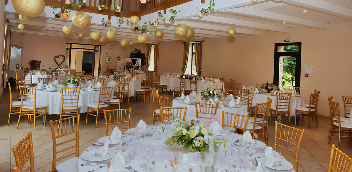 Décoration de la salle de réception pour un mariage